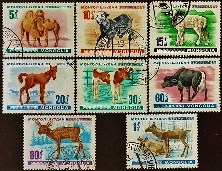 Набор почтовых марок (8 шт.). "Молодые животные". 1968 год, Монголия.