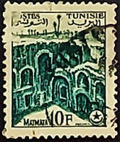 Почтовая марка (10 f.). "Матмата". 1956 год, Тунис.