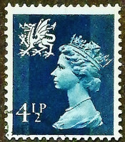 Почтовая марка (4⅟₂ p.). "Королева Елизавета II". 1974 год, Уэльс.