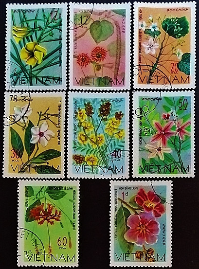 Набор почтовых марок (8 шт.). "Полевые цветы". 1977 год, Вьетнам.