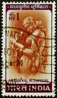 Почтовая марка (1 r.). "Женщина, пишущая письмо (средневековая скульптура)". 1966 год, Индия.