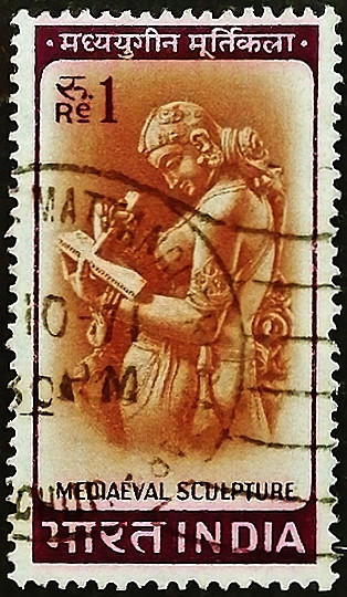 Почтовая марка (1 r.). "Женщина, пишущая письмо (средневековая скульптура)". 1966 год, Индия.