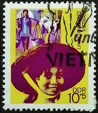 Почтовая марка. "Непобедимый Вьетнам". 1972 год, ГДР.