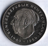 Монета 2 марки. 1980 год (G), ФРГ. Теодор Хойс.