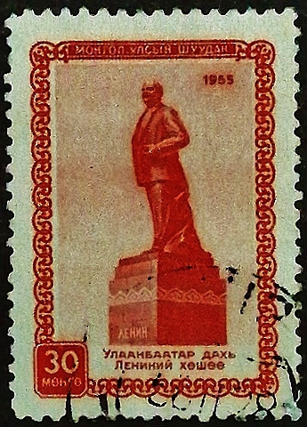 Почтовая марка. "Памятник В.И. Ленину, Улан-Батор". 1955 год, Монголия.