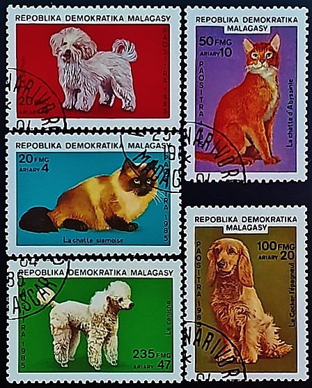 Набор почтовых марок (5 шт.). "Коты и собаки". 1985 год, Мадагаскар.