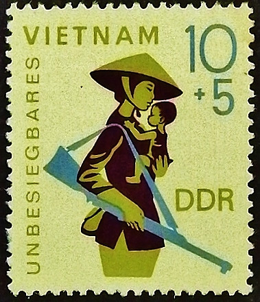 Марка почтовая. "Непобедимый Вьетнам". 1968 год, ГДР.