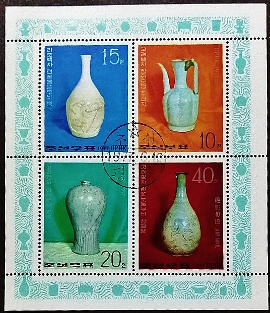 Блок почтовых марок (4 шт.). "Фарфоровые вазы". 1977 год, КНДР.