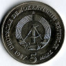Монета 5 марок. 1987 год, ГДР. Бранденбургские ворота.