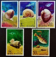Набор почтовых марок (5 шт.). "Морские улитки и рыбы". 1977 год, КНДР.