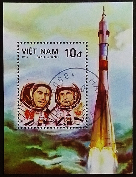 Мини-блок. "25 лет полета человека в космос". 1986 год, Вьетнам.