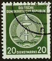 Почтовая марка. "Государственный герб". 1955 год, ГДР.