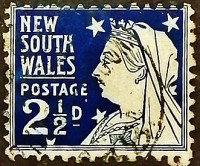 Почтовая марка (2⅟₂ p.). "Королева Виктория". 1905 год, Новый Южный Уэльс.