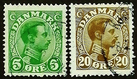 Набор почтовых марок (2 шт.). "Король Кристиан X". 1913-1921 годы, Дания.