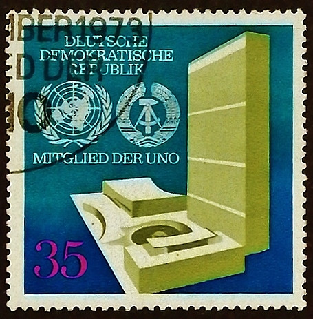 Почтовая марка. "Прием в члены Организации Объединенных Наций". 1973 год, ГДР.