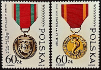 Набор марок (2 шт.). "Боевые медали Второй мировой войны". 1989 год, Польша.