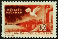 Марка почтовая. "Связь между Северным и Южным Вьетнамом". 1959 год, Вьетнам.