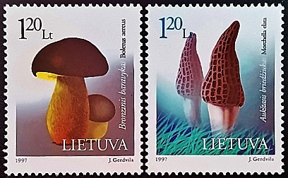 Набор марок (2 шт.). "Красная книга Литвы - Грибы". 1997 год, Литва.