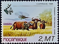 Марка почтовая (2 m.). "Африканский буйвол". 1981 год, Мозамбик.
