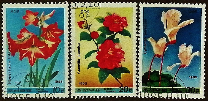 Набор почтовых марок (3 шт.). "Цветы". 1985 год, КНДР.